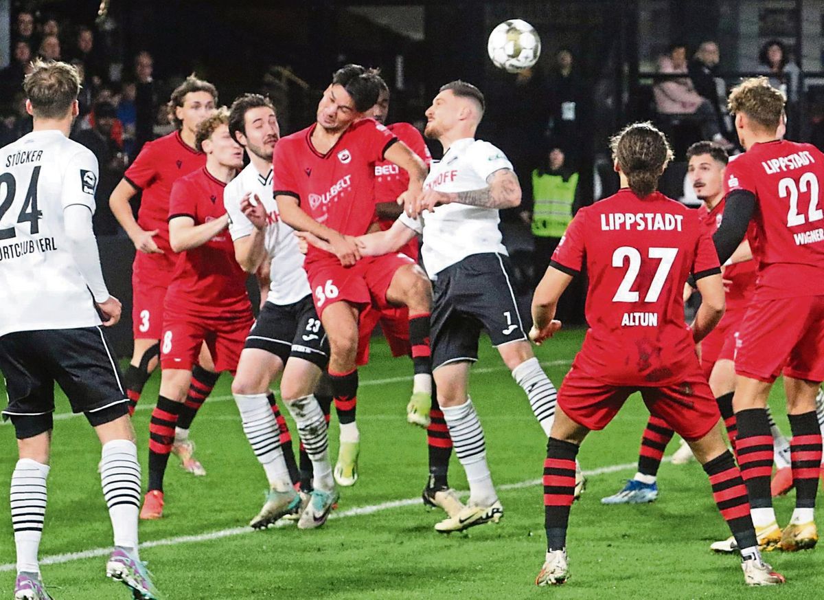 Bis zur 60. Minute hielt der SV Lippstadt (ganz in Rot) beim klassenhöheren SC Verl ein 0:0. Nach einem Eigentor von Joep Munsters nahm die Partie dann aber ihren erwarteten Verlauf. Die Verler legten in der Folge noch zwei weitere Treffer nach und zogen damit ins Finale ein. Dort wartet am 25. Mai Arminia Bielefeld. Fotos: Lütkehaus