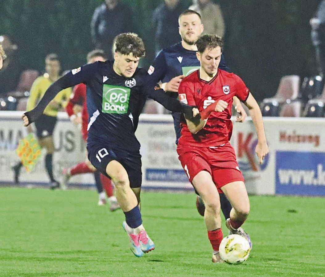 Iker-Luis Kohl (r.) fällt wegen einer Leistenzerrung für das Auswärtsspiel in Erkenschwick aus. Als Ersatz stehen Simon Kötter, Nico Böll oder Nico Tübing beim SV Lippstadt bereit. Foto: Frank Lütkehaus