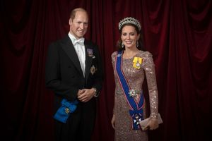 Auf dem Kopf hat sie die exakte Nachbildung einer Tiara, die einst Prinzessin Diana trug. - Foto: Jonathan Short/Madame Tussauds L/PA Media/dpa
