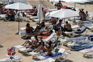 Der Eintritt zum Beiruter Strandclub "Sporting" kostet in diesem Jahr mindestens 30 Euro. - Foto: Marwan Naamani/dpa