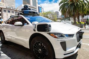 Waymo setzt aktuell umgebaute Elektroautos der britischen Marke Jaguar ein. (Archivbild) - Foto: Andrej Sokolow/dpa