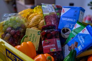 Einige Lebensmittel sind derzeit deutlich günstiger als Ende 2024. (Symbolbild) - Foto: Hendrik Schmidt/dpa