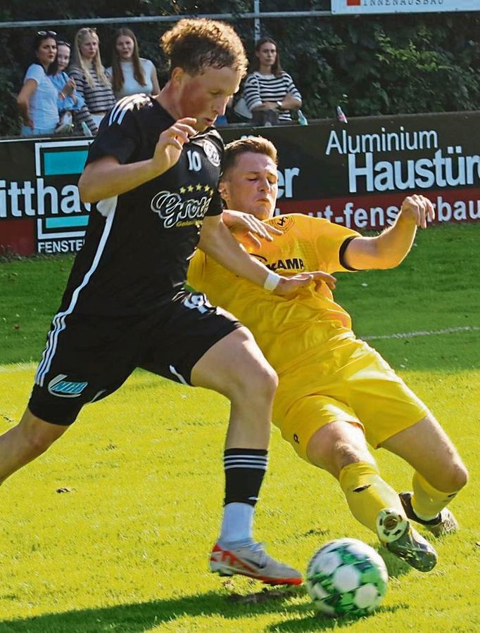 Auf echten Kraftakt müssen sich Philipp Köster (r.) und der SuS Bad Westernkotten im Heimspiel gegen den Tabellennachbran SV Schmallenberg/Fredeburg einstelle. Foto: Heinke