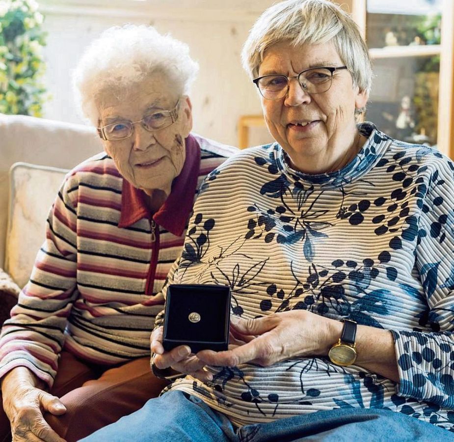 Auszeichnung mit dem Pflegestern: Cornelia Piepersberg kümmert sich liebevoll um ihre pflegebedürftige Mutter Agnes Hellwig. Foto: Bianka Monz