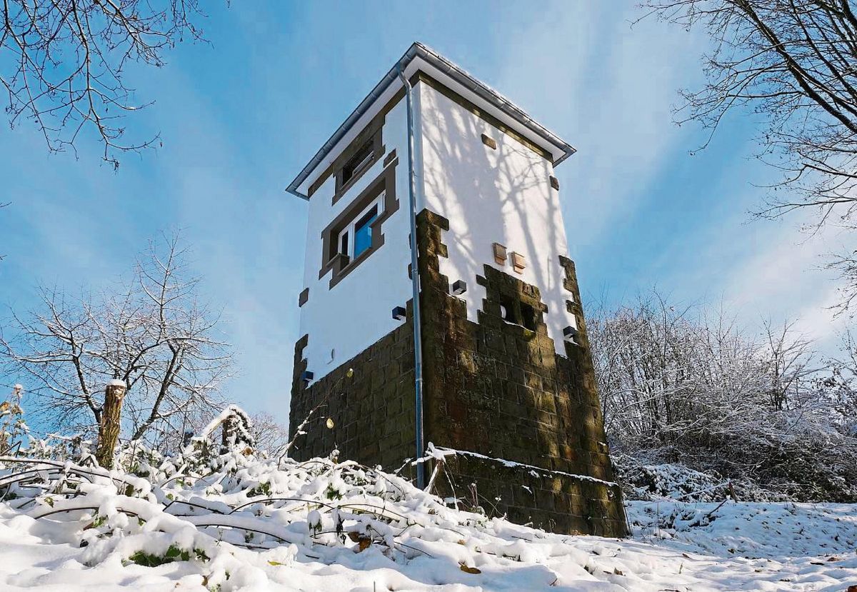 Die Umbauarbeiten am Trafoturm zu einem Mikroappartement stehen vorläufig still. Foto: Bsdurek