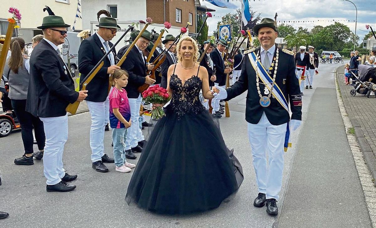 Präsentierte sich stolz im Umzug: das Anröchter Königspaar René und Melanie Franke. Fotos: Gerwin