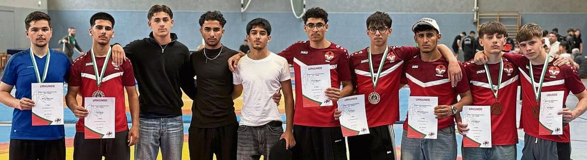 Auf Erfolgskurs beim Landesturnier für Anfänger in Gütersloh (v.l.): Emrah Cayit, Jaber Sultani, Roni Hussein (Betreuer), Kalaf Aldakhi (Betreuer), Ariyan Sultani (Betreuer), Hosam Alahmad, Renas Brimo, Mohamed Alahmad, Aland Alothmann und Eduard Borgdorf von den Ringern des JSV Lippstadt.