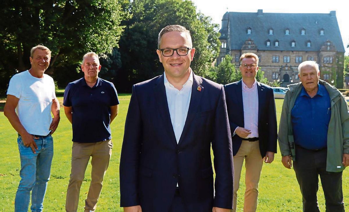 Gleich vier Parteien (bzw. Vereine) stehen hinter Bürgermeister Hendrik Henneböhls (M.) erneuter Kandidatur, hier vertreten durch v.l. Christof Rasche (FDP), Martin Niehaus (SPD), Torsten Blöming (CDU) und Karl Dietz (BG). Foto: Dietz