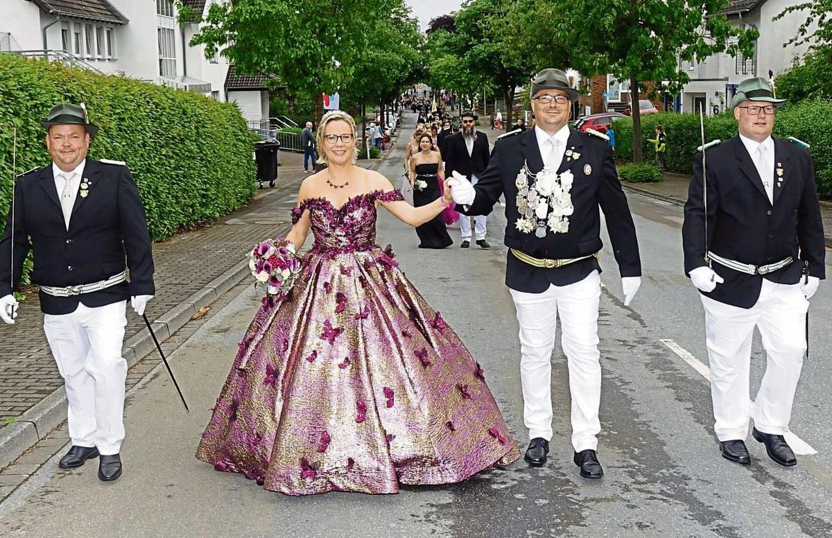 Strahlende Majestäten: Am Sonntag sorgte das Königspaar Stefan und Carmen Thiele für Aufsehen. Fotos: Kloer