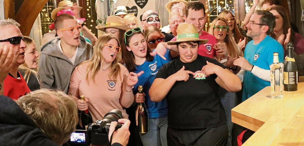 „Achtung, wir drehen!“: Wie ein Vollprofi steht Songül Eickmann für ihr erstes Musikvideo vor der Kamera. Fotos: Wapelhorst