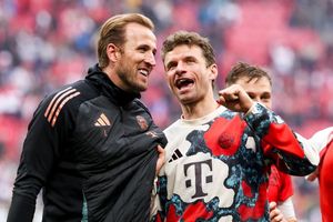 Harry Kane und Thomas Müller freuen sich nach ihrer ersten Meisterfeier auf ein weiteres besonderes Wochenende. - Foto: Jan Woitas/dpa