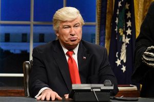 Politische Comedy war immer Teil von «Saturday Night Live». Niemand war häufiger zu Gast als Alec Baldwin – hier als Donald Trump. - Foto: picture alliance / Will Heath/NBC/AP/dpa