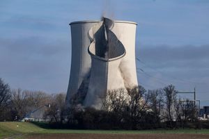 Abgerissen: Der Kühlturm von Block B im ehemaligen Atomkraftwerk Biblis fällt in sich zusammen, nachdem er mit Spezialgeräten destabilisiert worden war. - Foto: Boris Roessler/dpa