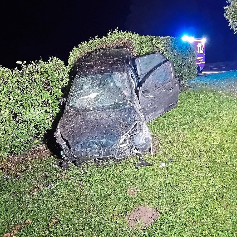Unter Mithilfe der Rüthener Feuerwehr konnte der Fahrer aus seinem Fahrzeug befreit werden. Foto: Feuerwehr Rüthen