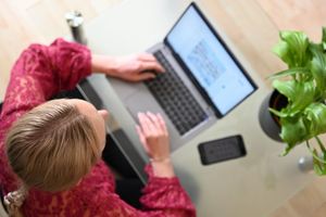 Beim Online-Shopping soll es leichter werden, die Bestellung rückgängig zu machen. (Illustration) - Foto: Helena Dolderer/dpa/dpa-tmn