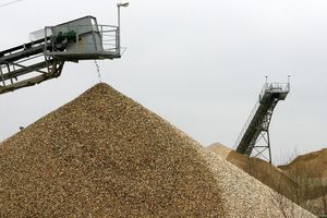 Kies und Sand sind weiter der in Deutschland am häufigsten gewonnene Rohstoff. Doch die Fördermenge schrumpft. (Symbolbild) - Foto: Roland Weihrauch/dpa
