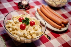 Laut einer aktuellen Statista-Befragung geben 34 Prozent der Befragten an, dass es bei ihnen über die Weihnachtsfeiertage Würstchen mit Kartoffelsalat gibt. (Symbolfoto) - Foto: Hauke-Christian Dittrich/dpa