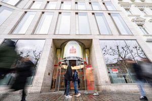 Die betroffene Sparkasse Köln/Bonn bestätigte den Vorfall. - Foto: Benjamin Westhoff/dpa