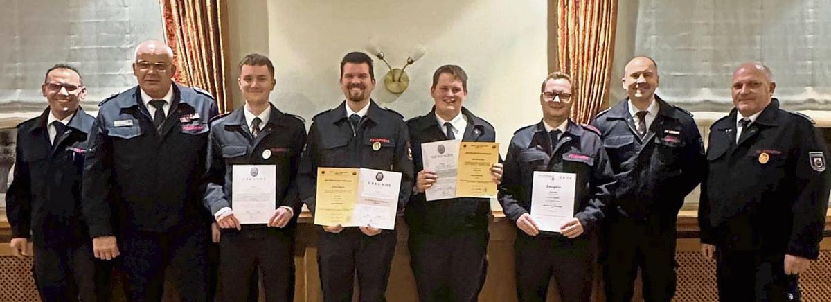 Stellv. Leiter der Feuerwehr Bernd Peterburs (2. v. l.) konnte im Beisein von stellv. Einheitsführer Markus Finkeldei (l.) und stellv. Einheitsführer Ansgar Grün (2.v.r.) die Kameraden v.l. Stefan Büscher, Jan Hölscher, Joshua Kolbe, Andre Wolff und Einheitsführer Frank Baier auszeichnen.