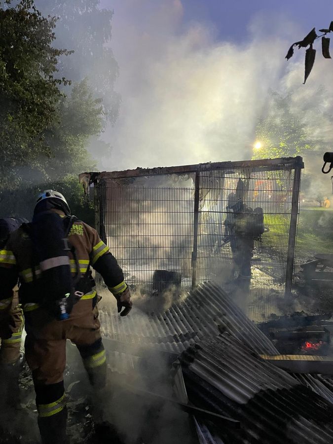 Zwei Schuppen standen am frühen Samstagmorgen in Benninghausen in Brand. Fotos: Feuerwehr Lippstadt