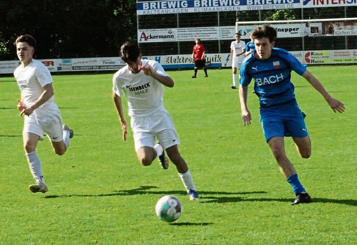 In der A-Junioren-Kreisliga bezwang der TuS Lipperode II das Team der JSG Suttrop/Kallenhardt durch einen Last-Minute-Treffer von Malte Rehkemper mit 2:1. Die Gäste warten weiter auf den ersten Sieg. Foto: Dannhausen