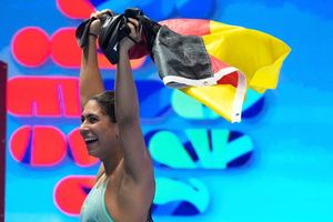 Anna Elendt feiert mit der deutschen Fahne. - Foto: Vincent Thian/AP/dpa
