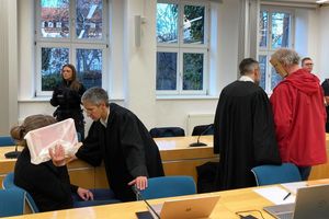 Eine Frau und ein Mann sind am Landgericht Erfurt angeklagt, weil sie eine junge Frau nackt in eine Holzkiste gesperrt haben sollen. - Foto: Marie Frech/dpa