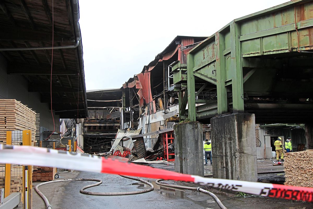 Großeinsatz für die Feuerwehr: Im Sägewerk Fisch in Rüthen ist am Samstagabend (23. März) ein Feuer ausgebrochen. Aktuell laufen die Nachlöscharbeiten. Foto: Löseke