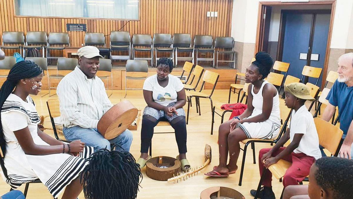 Über 60 Kinder und Jugendliche erhalten Musikunterricht bei iThemba Labantu. Hier zu sehen ist die Rhythmusklasse.