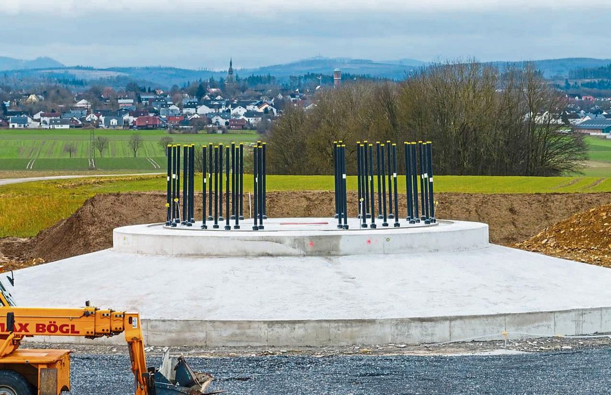 Mächtige Betonfundamente bestimmen derzeit das Bild des Areals um die Spitze Warte in Rüthen. In den Augen der AfD entstehen hier „Windmühlen der Schande“. Foto: Eickhoff