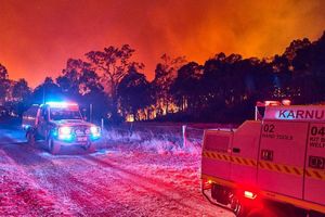 Ein Buschfeuer wütet seit Samstag zwischen den Orten Waroona und Pinjarra an der Westküste Australiens. - Foto: Erik Swaby/DEPARTMENT OF FIRE AND EMERGENCY SERVICES WA/AAP/dpa