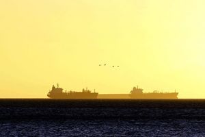 Noch ist unklar, weshalb ein Tanker seinen Kurs änderte. (Symbolbild) - Foto: Juan Carlos Hernandez/ZUMA Wire/dpa
