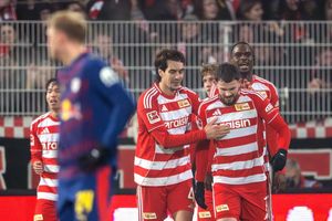 Unions Oliver Burke (r) bejubelt mit seinen Mitspielern sein Tor zum 1:0. - Foto: Soeren Stache/dpa