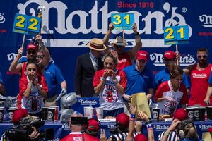 Nathan's ist international für das Hotdog-Wettessen auf Coney Island bekannt. (Archivbild) - Foto: Yuki Iwamura/AP/dpa