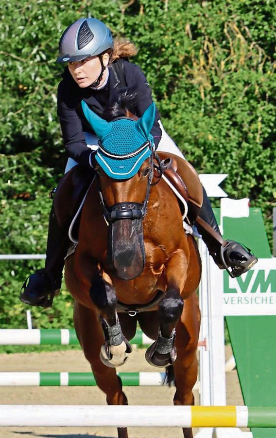 Mächtig ins Zeug legten sich die Springreiterinnen und Springreiter auch beim Hüser für Häuser Cup. In Geseke wurde das Finale ausgetragen. Foto: Uwe Feichtinger
