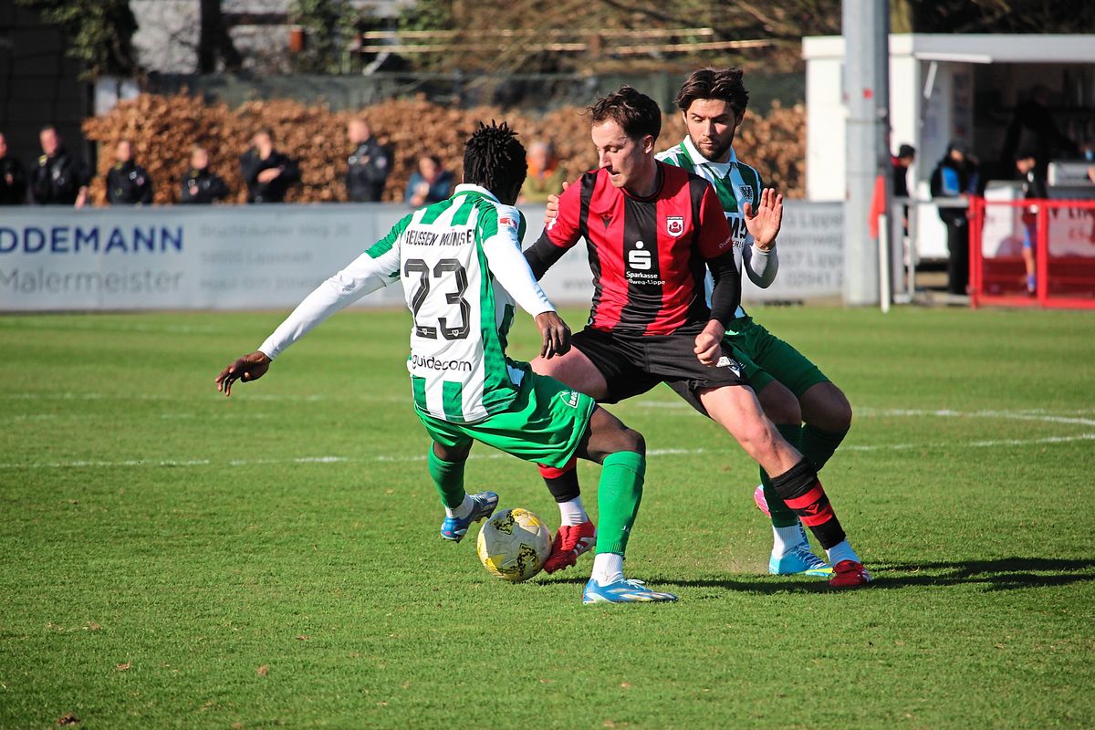 Durch den Bövinghauser Ausschluss vom Spielbetrieb der Oberliga Westfalen verliert der SV Lippstadt (hier mit Iker Kohl, M.) drei Punkte am grünen Tisch. Foto: Heinke