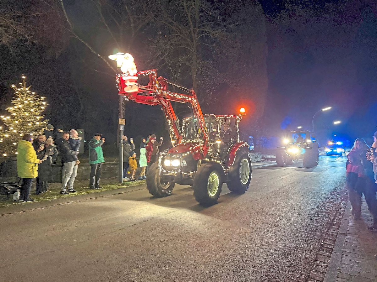 Festlich geschmückte Trecker passierten die Kirche in Dedinghausen. Foto: Mund