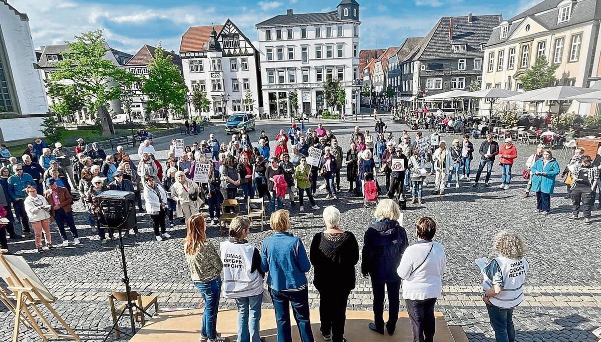 Die Organisation „Omas gegen Rechts“, die es seit einem halben Jahr auch in Lippstadt gibt, rief mit Unterstützung des „Lippstädter Netzwerks für Frieden und Solidarität“ sowie der „Aktion buntes Lippstadt“ zur Mahnwache auf. Fotos: Vielberg