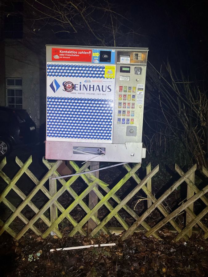 Bislang unbekannte Täter haben in der Nacht zu Dienstag versucht, einen Zigarettenautomat am Nepomukweg in Overhagen zu sprengen. Foto: Polizei 