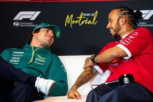 Hamilton (rechts) bei einer Medienrunde im Gespräch mit Lance Stroll. - Foto: Christopher Katsarov/The Canadian Press/AP/dpa