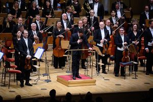 Dirigent Lahav Shani und die Münchner Philharmoniker werden in Berlin gefeiert. - Foto: Bernd von Jutrczenka/dpa