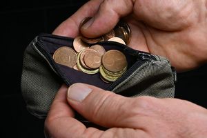 Die Überschuldungsquote, also der Anteil überschuldeter Personen im Verhältnis zu allen Erwachsenen, sank 2024 auf 8,09 Prozent. - Foto: Martin Schutt/dpa