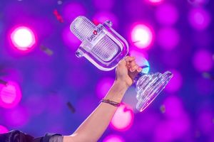 Die ESC-Trophäe. - Foto: Jens Büttner/dpa