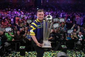 Littler präsentiert zum zweiten Mal die WM-Trophäe. - Foto: Dave Shopland/AP/dpa