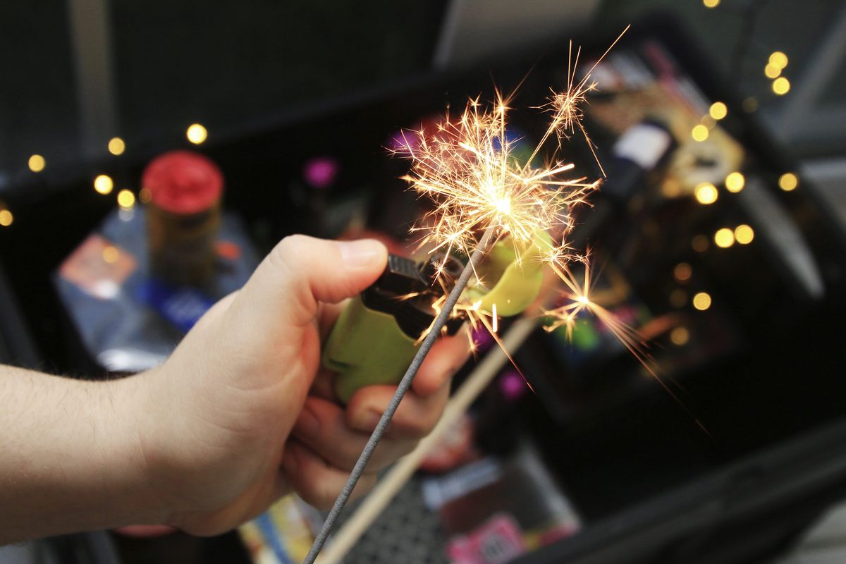 Eine große Menge Feuerwerk landet dieser Tage in heimischen Einkaufskörben. Das hat unsere Zeitung bei der Recherche in Rüthen erfahren. Aber nur Wunderkerzen dürfen schon gezündet werden... Fotos: Schönhense