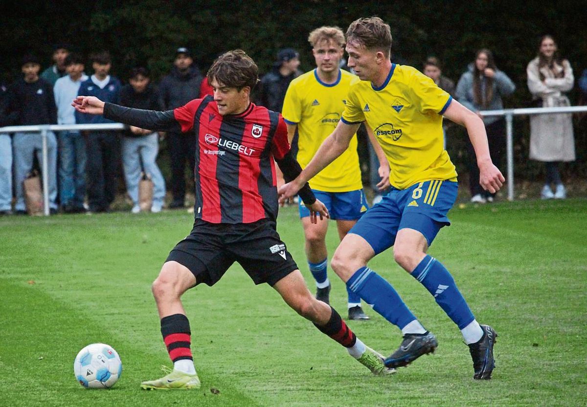 Der Favorit aus Lippstadt wankte in der ersten Halbzeit, spielte es erst nach der Pause souveräner und kam am Ende zu einem standesgemäßen 6:2-Erfolg: Tom Kocielnik (l.) behauptete hier die Kugel gegen Ehringhausens Nick Unterhalt (r.). Fynn Stehrenberg (h.) beobachtete die Situation. Foto: Thorsten Heinke