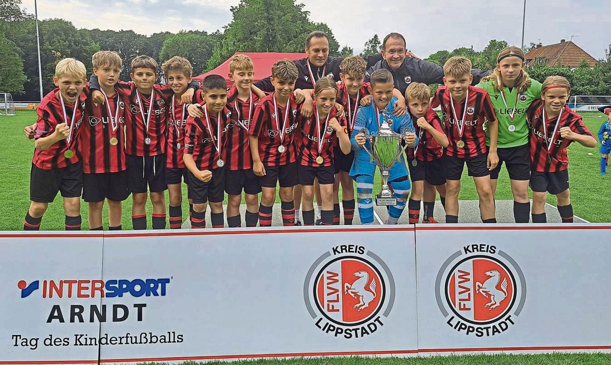 Triple-Sieger: Die E-Junioren des SV Lippstadt wurden Staffelsieger und Hallenkreismeister – und holten jetzt auch noch den Kreispokal. Das Ende einer perfekten Saison für die Nachwuchskicker vom Bruchbaum. Fotos: Heinke