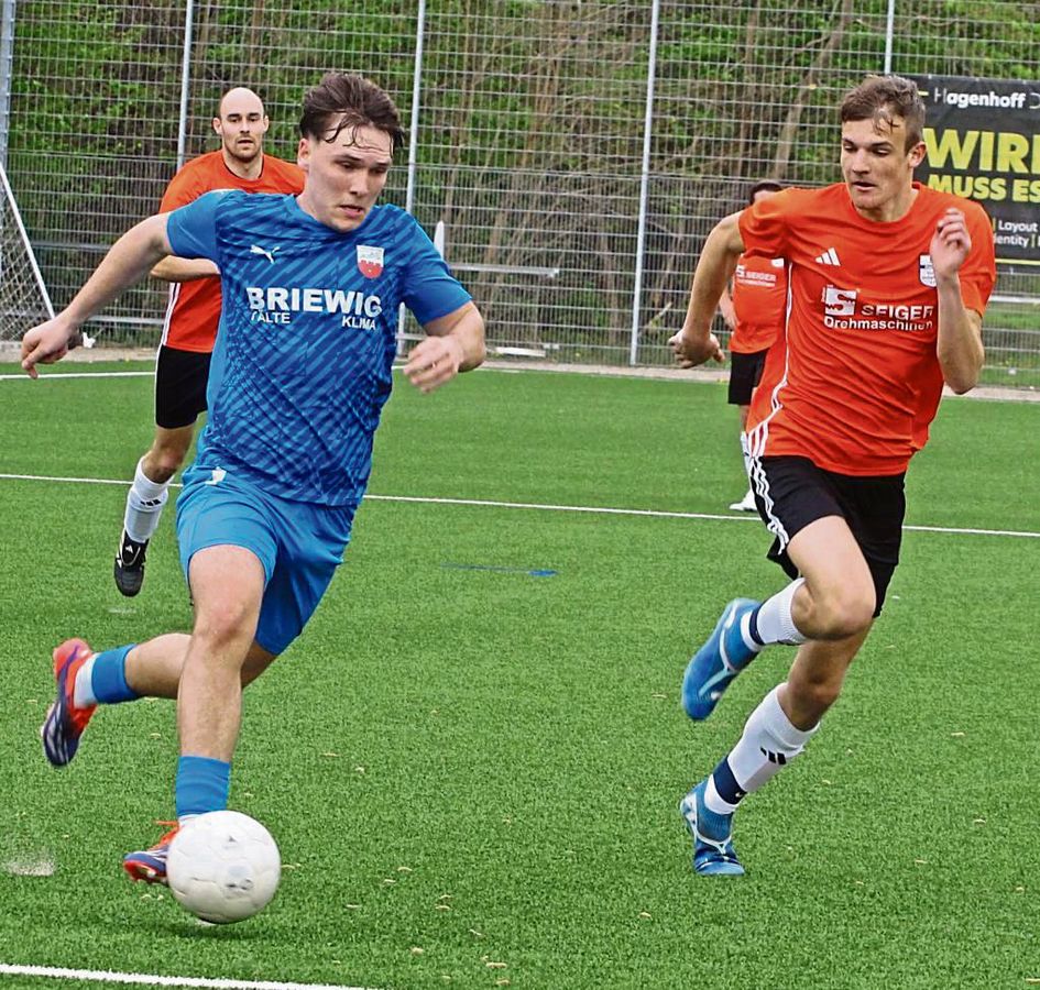 Mit einem verdienten 3:0-Sieg in Dedinghausen sicherte sich der TuS Lipperode (in Blau) drei wichtige Punkte und hat sich damit weiter Luft im Abstiegskampf verschafft. Foto: Brand