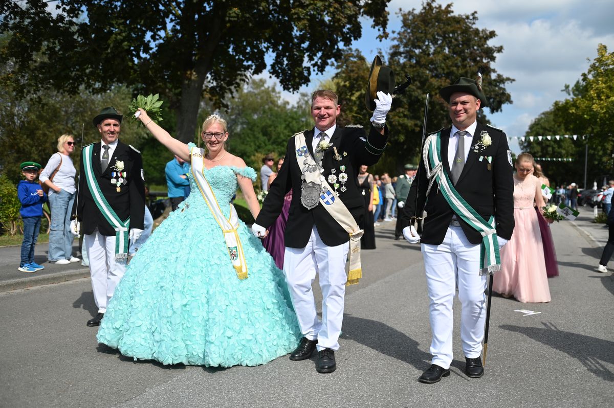 Ein Traum! Christian und Nicole Pape, frisch gebackenes Kreiskönigspaar vom Bürger-Schützenverein Geseke, genießen den Festumzug in vollen Zügen. Fotos: Tuschen