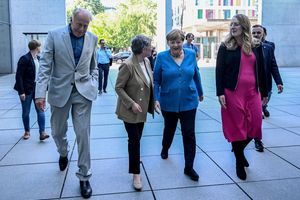 Die ehemalige Bundeskanzlerin Angela Merkel kommt zur Abschiedsfeier für den Bundestagsabgeordneten Jürgen Trittin. - Foto: Britta Pedersen/dpa
